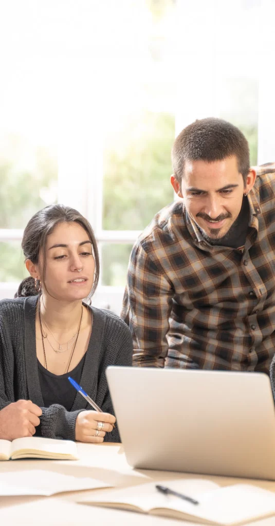 Uczniowie patrzący w monitor