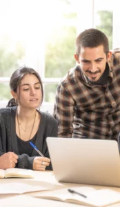 Uczniowie patrzący w monitor