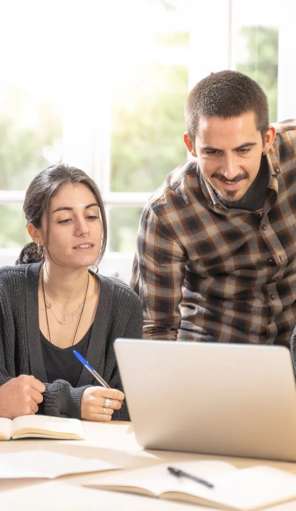 Uczniowie patrzący w monitor